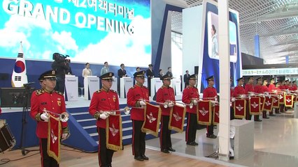 인천공항 제2터미널 개장..."사람 먼저 생각하는 스마트 공항" / YTN