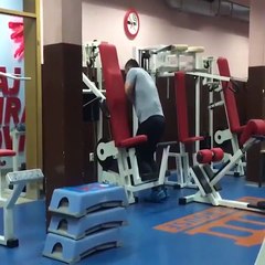 Cet homme utilise une machine de musculation de façon très bizarre