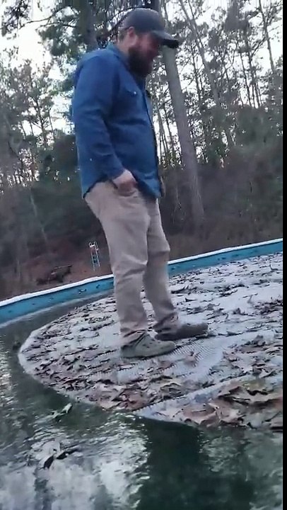 Marcher sur une piscine gelée