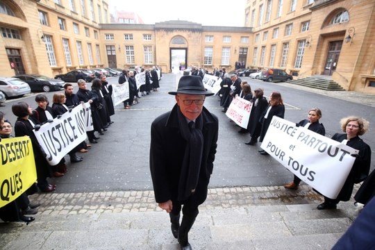 Carte judiciaire: manifestation silencieuse des avocats