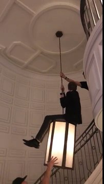 Faire de la balançoire sur un lustre