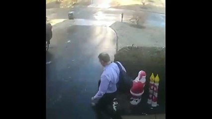 கரும்பனியை கவனிக்காமல் சறுக்கி விழுந்த மனிதர்: வைரல் வீடியோ