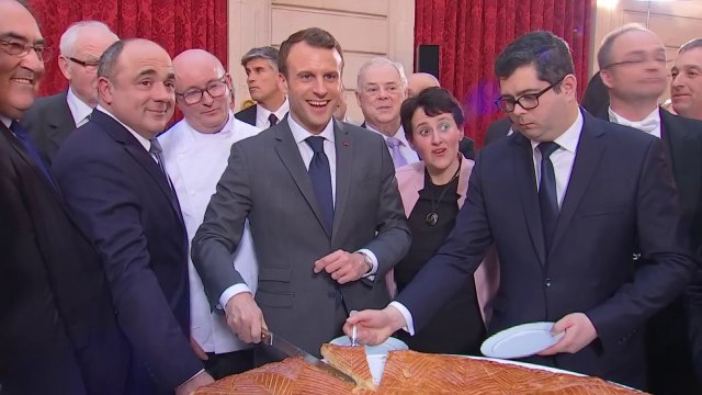 Je veux goûter ! Emmanuel Macron a découpé la galette de l'Elysée