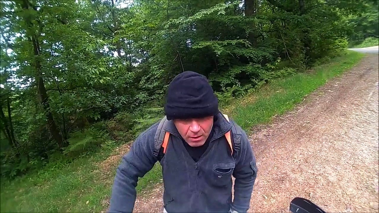 France : Un clash entre un cycliste et un motard au milieu d'une forêt !
