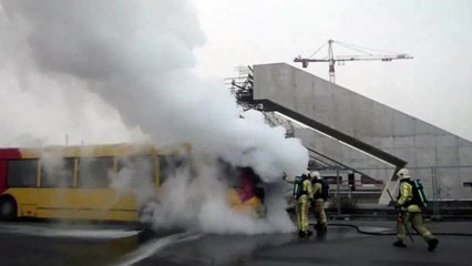 Un bus en feu à la gare de Mons.Vidéo 1 Eric Ghislain
