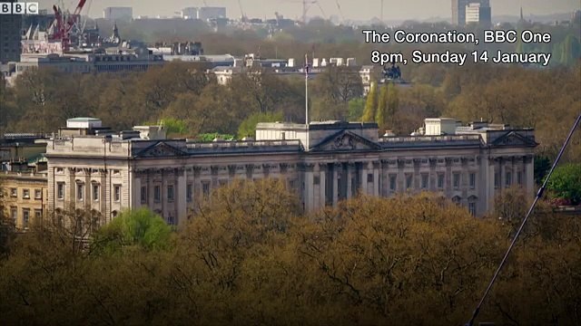 La Reine Elizabeth II s'épanche sur les inconvénients de sa très lourde couronne dans un documentaire de la BBC