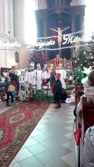 Część występu uczniów SP w Chludniach- Jasełka w kościele pw Znalezienia Krzyża Świętego w Małym Płocku