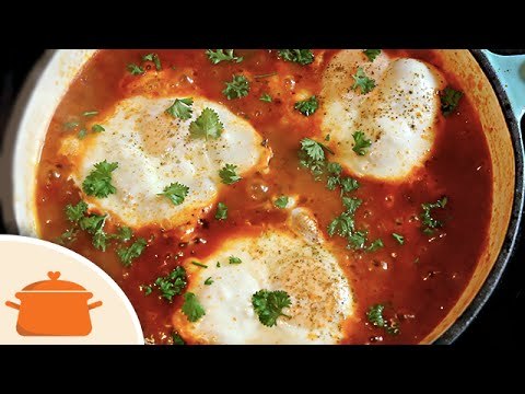 Como Fazer Ovos Rancheiros - cozidos no molho de tomate e linguiça - Receita Prática