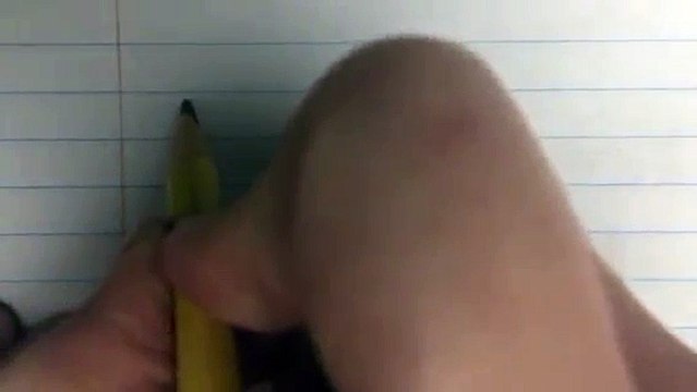 Elle joue la marche impériale avec un crayon !! Musique Star Wars