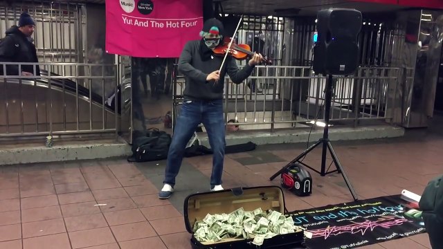 Ce musicien se fait plein d'argent dans le métro de New York !!! Le tas de billets est impressionnant !