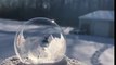 Cette bulle d'eau gèle en temps réel en plein air !