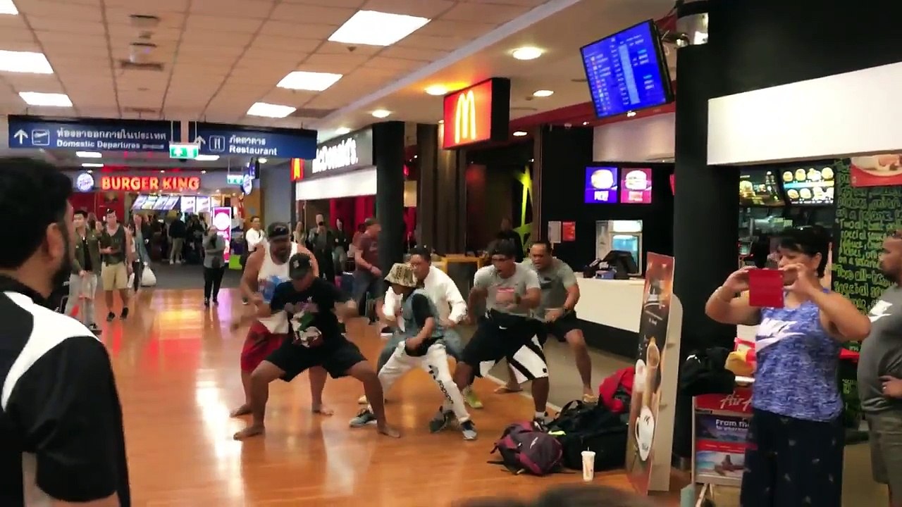 Haka par des Néo-Zélandais se croisant dans un aéroport en Chine !