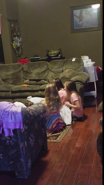 Mignon : ces 3 soeurs chantent pour endormir leur petit frère bébé !