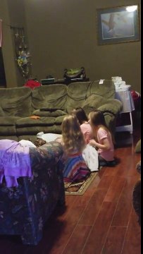 Mignon : ces 3 soeurs chantent pour endormir leur petit frère bébé !