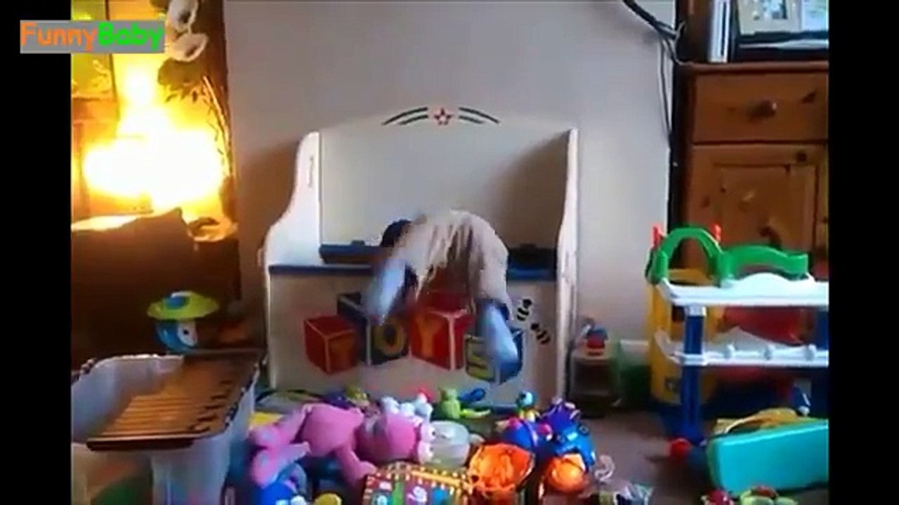 Tous ces bébés tombent dans des boites de rangements !