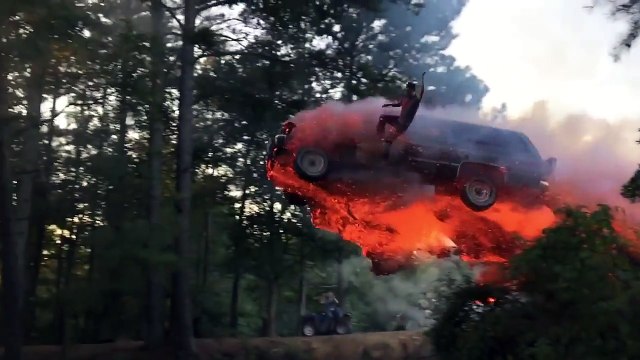 Il fait un saut incroyable avec sa voiture en feu au dessus d'un lac... Cascade incroyable
