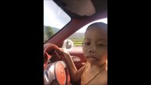 Ce gamin chinois est au volant d'une voiture de luxe