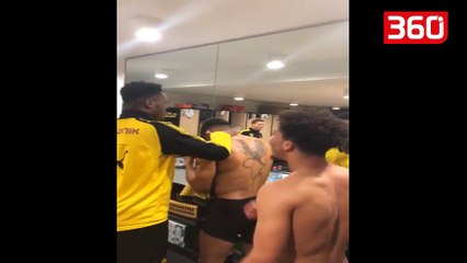 Shoket e skuadres "rrahin" yllin e Dortmundit ne dhomat e zhveshjes (360video)