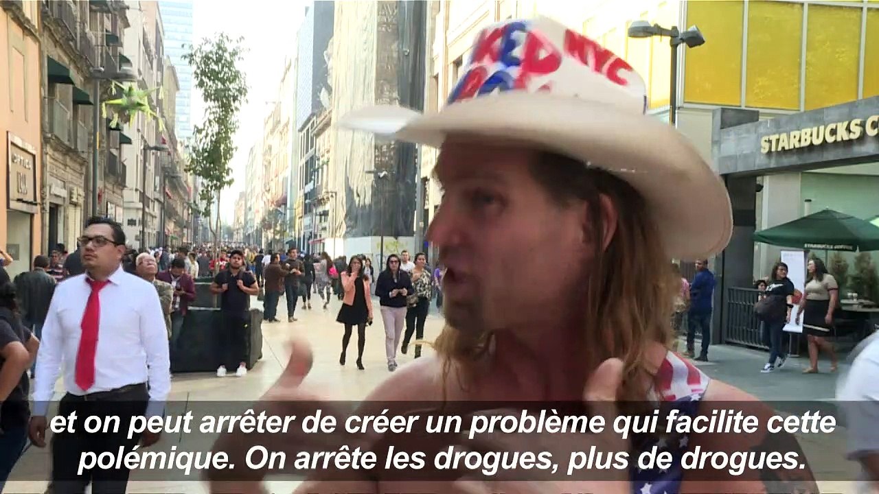 Le "Cow-boy nu" chante la sérénade à Trump... au Mexique