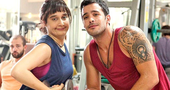 Gupse Özay'dan Tatlı İtiraf: Babam Küser Diye Öpüşme Sahnesi Yazmıyorum