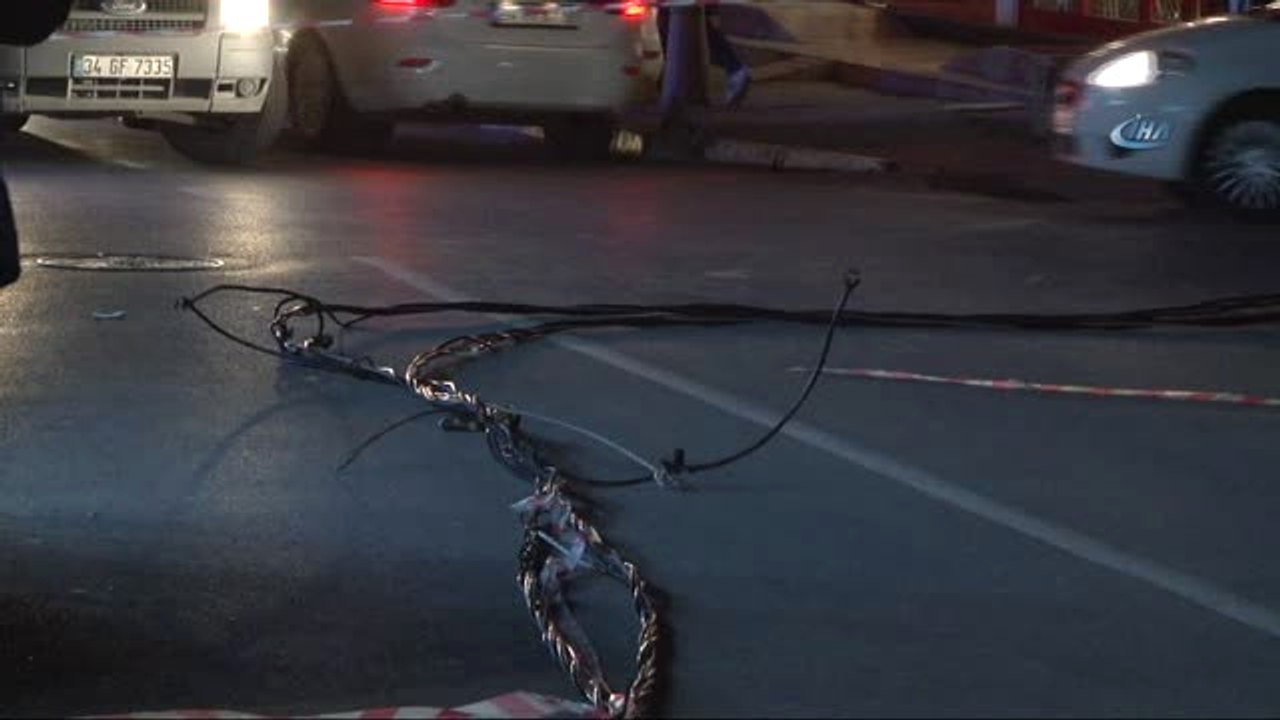 Avcılar'da Olası Faciadan Dönüldü... Yüksek Gerilim Hattına Takılan Vinç Elektrik Direğini Devirdi