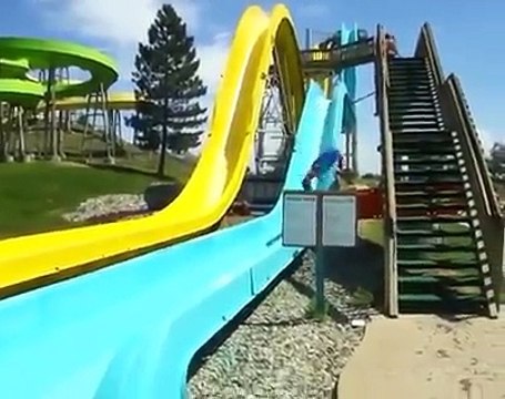 Compilation des chutes en toboggan aquatique