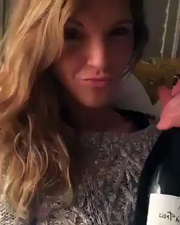 Elle fait la belle avec sa bouteille de champagne mais va le regretter...