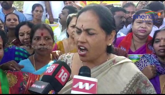 ಕಾಂಗ್ರೆಸ್ ವಿರುದ್ಧ ಕ್ಷಮೆ ಯಾಚಿಸುವಂತೆ ಪ್ರತಿಭಟಿಸಿದ ಶೋಭಾ ಕರಂದ್ಲಾಜೆ | Oneindia Kannada