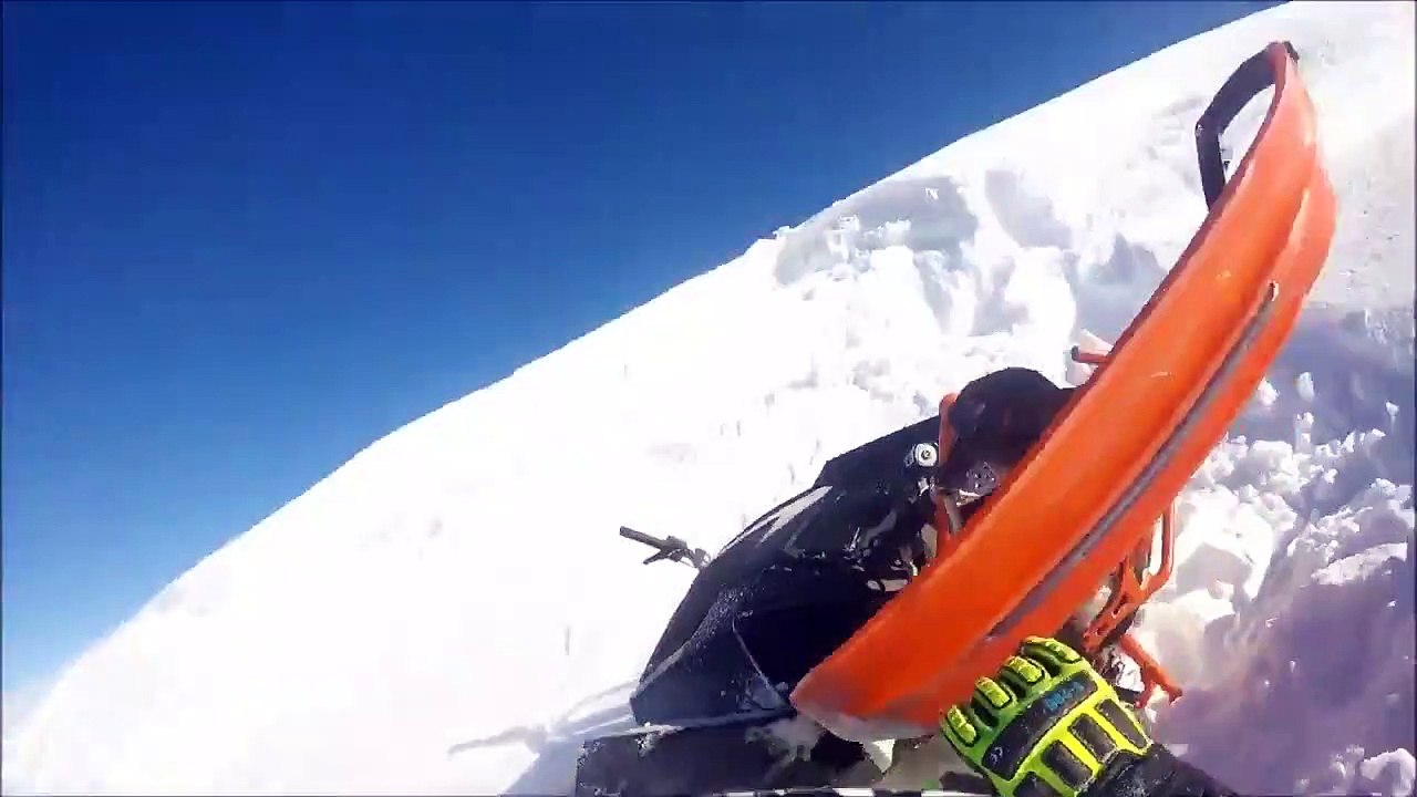 Il tente un saut en motoneige et se rate complètement... Douloureux