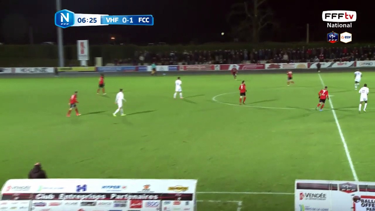 La frappe de Joachim passe largement au dessus des cages.