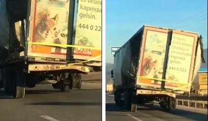 Seyir halinde lastiksiz TIR dehşete düşürdü