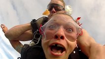 Une jeune femme perd sa dent lors d'un saut en parachute