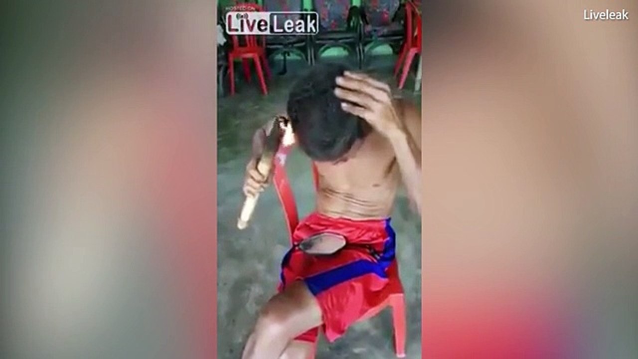 بالفيديو.. رجل برازيلي يثير الذعر باستخدام النيران في قص شعره