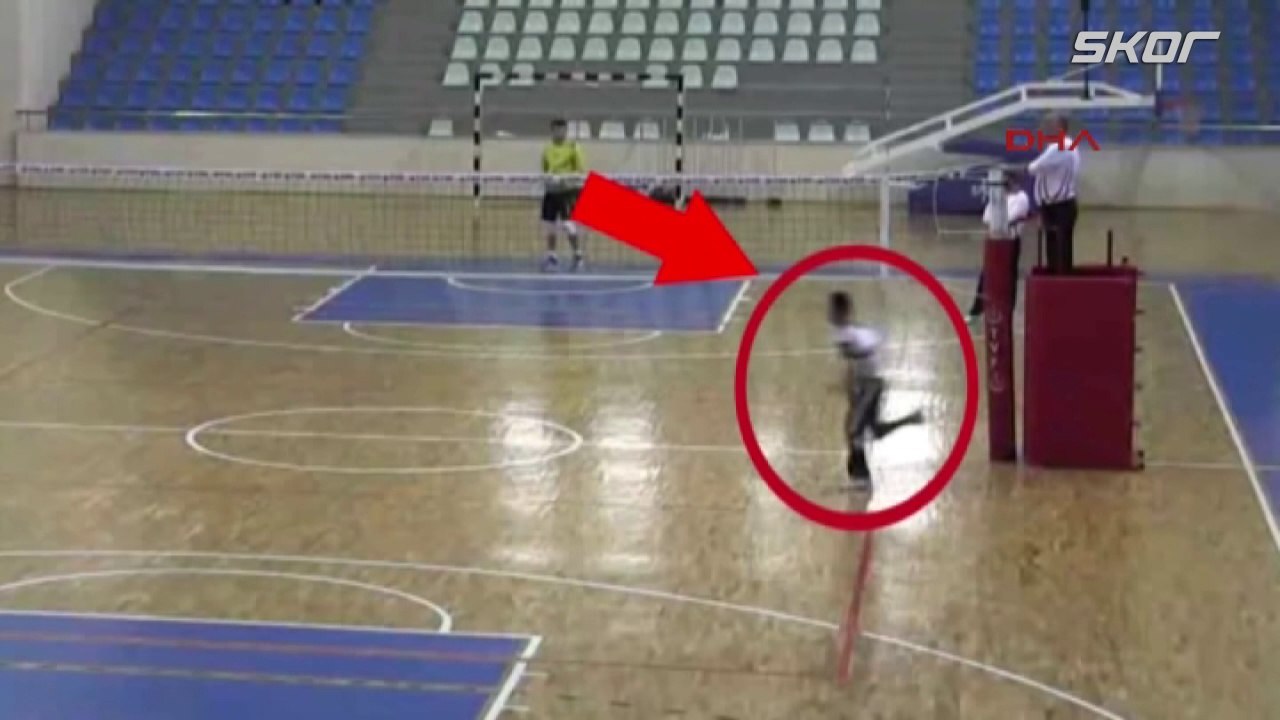 Voleybol maçında taraftar bıçakla sahaya girdi