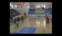 Voleybol maçında taraftar bıçakla sahaya girdi