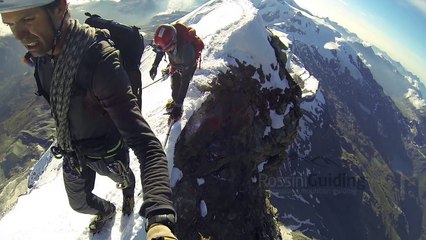 Un alpiniste se filme sur la crête d’une montagne à 4500 mètres d’altitude