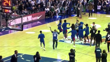 L'acteur Jack Whitehall piégé par toute la salle lors d'un tirs à l’aveugle au basket