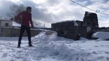 Kars'ta Vatandaşların Karla Mücadelesi