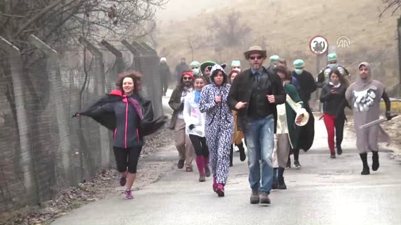 İyilik İçin Kostümler Giyerek Koştular