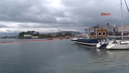 İzmir-Urla'da Denize Akan Fuel Oilin Yarattığı Kirliliğin Yüzde 70'i Temizlendi