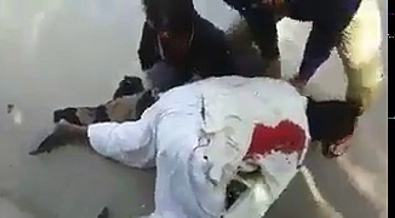 police walo ne goliya mar kar ek amdi ko zakhmi kar diya