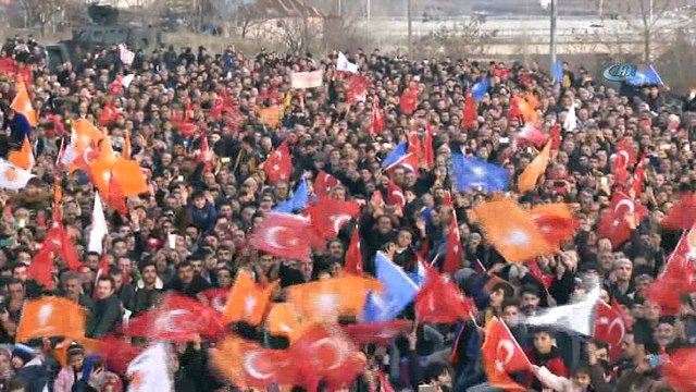 Cumhurbaşkanı Erdoğan: “Vatanımızı bölemeyecekler, kim ki buna yeltenirse askerimizle, polisimizle, jandarmamızla, güvenlik korucularımızla millet olarak F-16 oluruz, helikopterlerle, tank, top oluruz inlerine gireriz”