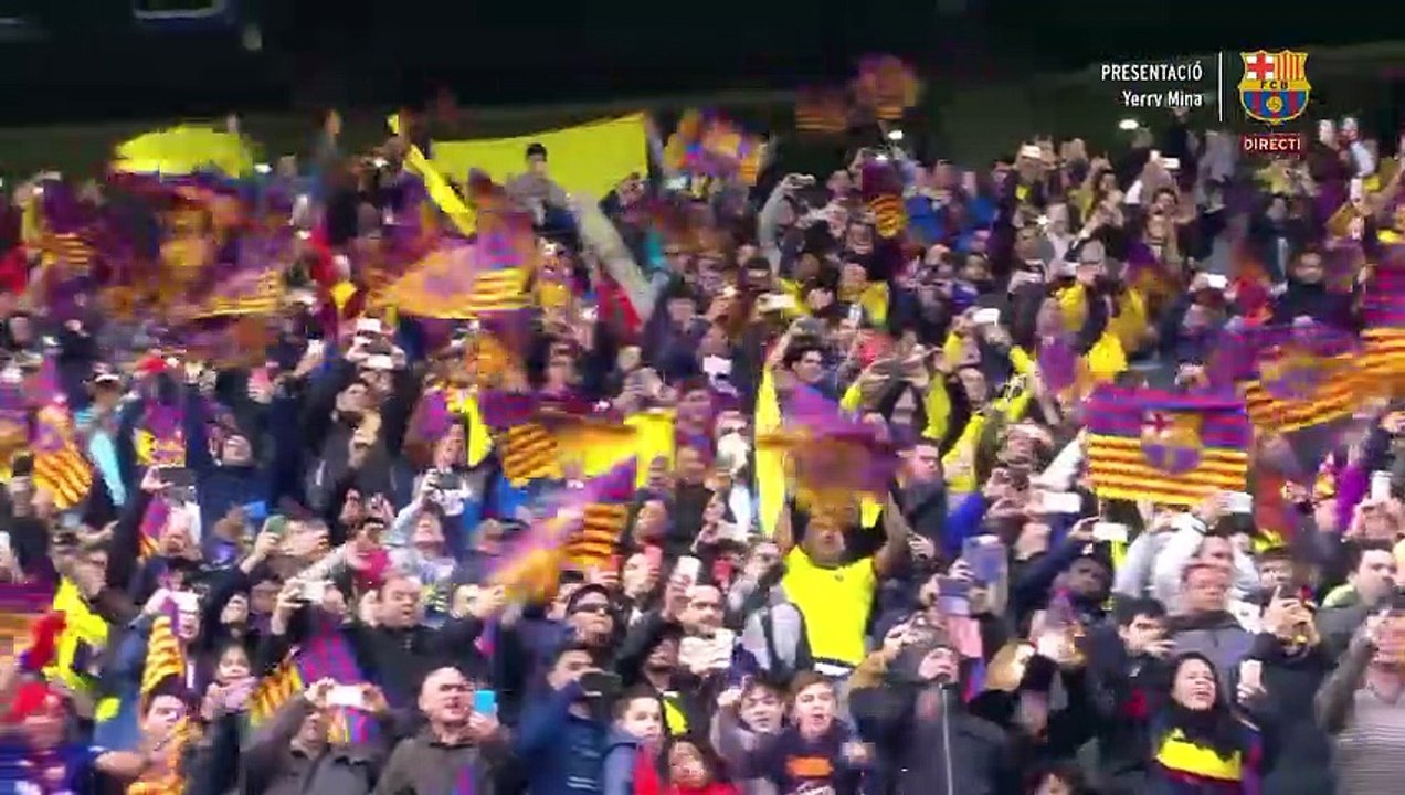 Yerry Mina foule la pelouse du Camp Nou pieds nus