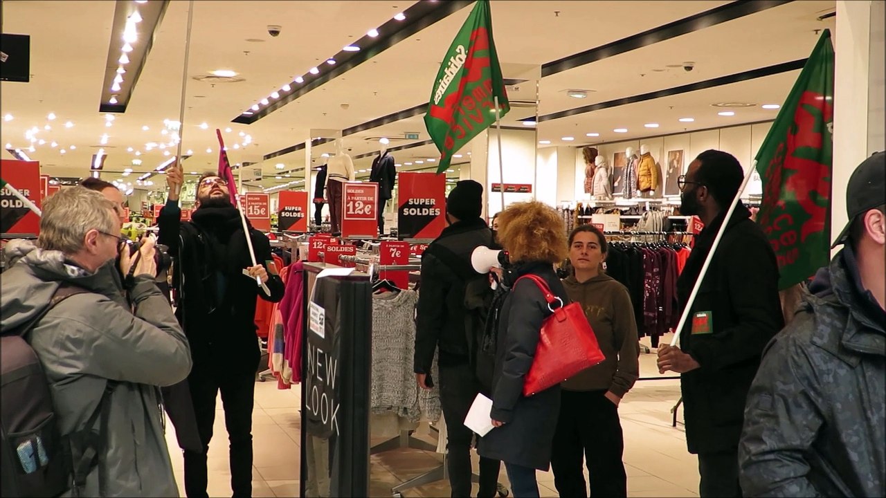 Manifestation devant et dans un magasin