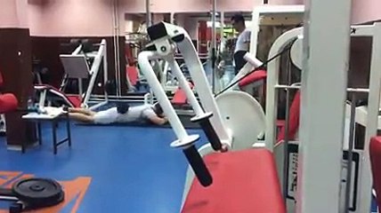 Poposuyla ağırlık kaldıran adam