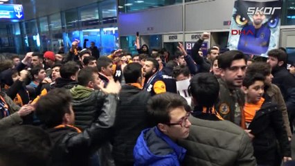 Video herunterladen: Başakşehir taraftarı, Arda Turan'ı karşılamak için havalimanına geldi