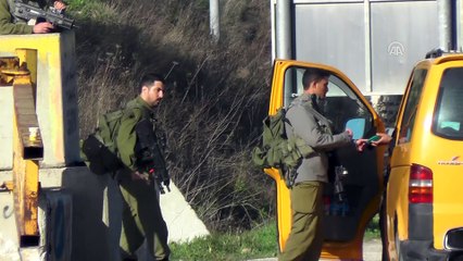 İsrail askerlerinin yolları kapatması uzun araç kuyruklarına sebep oldu - NABLUS