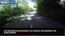 Angleterre : Un motard inconscient se crashe violemment (vidéo)