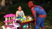Nữ hoàng Elsa bán hàng ăn đồ chơi Playdoh siêu nhân người nhện Joker bỏ chạy