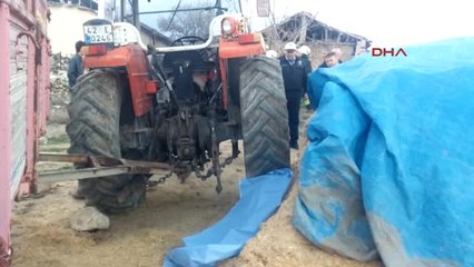 Saman Yüklerken Traktör Tekerinin Altında Can Verdi